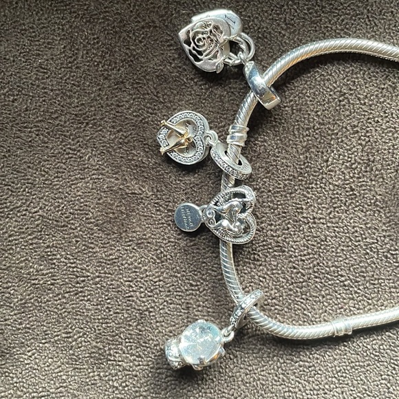 Authentic Pandora bracelet & Pandora charms with a rose gold clasp - Picture 2 of 3